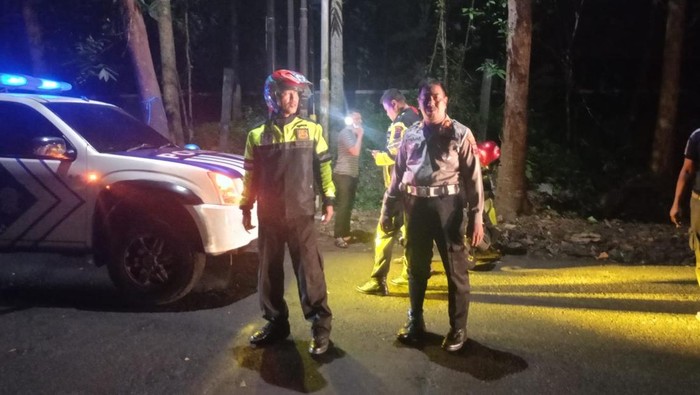 Polisi olah TKP kecelakaan di Jalan Raya Banaran, Kelurahan Sekaran, Kecamatan Gunungpati, Kota Semarang, Kamis (9/1/2025).