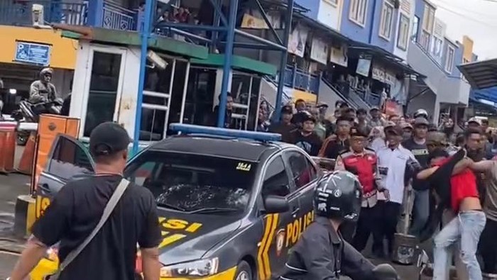 Polisi saat mengamankan preman kampung pemalak sopir angkot di Cililin