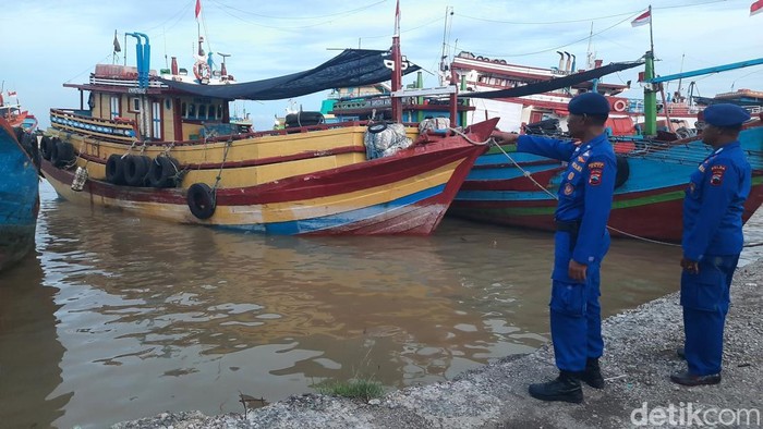 Polisi saat menunjukan lokasi penemuan mayat wanita di Sungai Silugonggo Juwana, Kamis (9/1/2024).