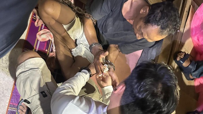 Polisi saat menyelamat lansia bernama Madia yang disekap oleh pasutri di Muaro Jambi