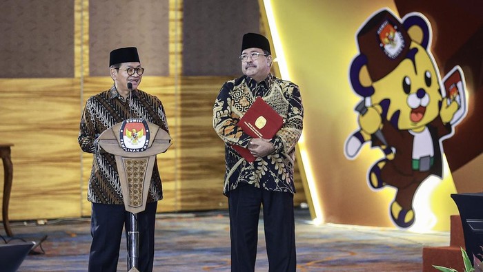 Gubernur dan Wakil Gubernur terpilih DKI Jakarta Pramono Anung (kanan) dan Rano Karno (kiri) menunjukkan berkas salinan keputusan usai mengikuti pada Rapat Pleno Terbuka Penetapan Pasangan Calon Terpilih Pemilihan Gubernur dan Wakil Gubernur DKI Jakarta Tahun 2024 di Jakarta, Kamis (9/1/2025). Komisi Pemilihan Umum (KPU) DKI Jakarta menetapkan pasangan Pramono Anung-Rano Karno sebagai Gubernur dan Wakil Gubernur terpilih DKI Jakarta dengan memperoleh 2.183.239 suara atau 50,07 persen dari total suara sah. ANTARA FOTO/Dhemas Reviyanto/Spt.