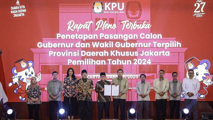Gubernur dan Wakil Gubernur terpilih DKI Jakarta Pramono Anung (kanan) dan Rano Karno (kiri) menunjukkan berkas salinan keputusan usai mengikuti pada Rapat Pleno Terbuka Penetapan Pasangan Calon Terpilih Pemilihan Gubernur dan Wakil Gubernur DKI Jakarta Tahun 2024 di Jakarta, Kamis (9/1/2025). Komisi Pemilihan Umum (KPU) DKI Jakarta menetapkan pasangan Pramono Anung-Rano Karno sebagai Gubernur dan Wakil Gubernur terpilih DKI Jakarta dengan memperoleh 2.183.239 suara atau 50,07 persen dari total suara sah. ANTARA FOTO/Dhemas Reviyanto/Spt.
