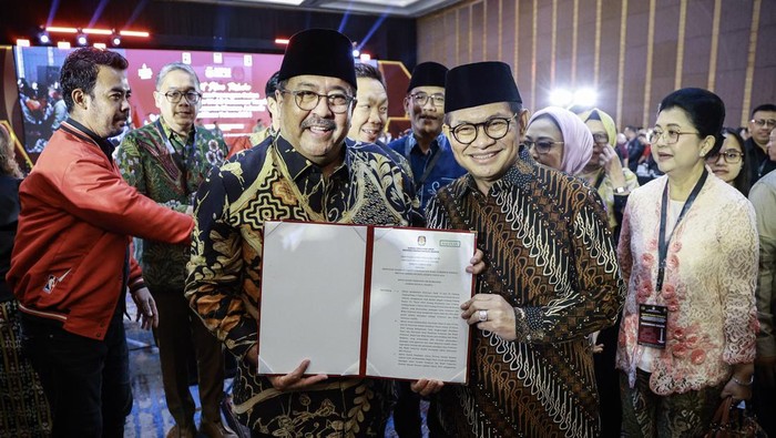 Gubernur dan Wakil Gubernur terpilih DKI Jakarta Pramono Anung (kanan) dan Rano Karno (kiri) menunjukkan berkas salinan keputusan usai mengikuti pada Rapat Pleno Terbuka Penetapan Pasangan Calon Terpilih Pemilihan Gubernur dan Wakil Gubernur DKI Jakarta Tahun 2024 di Jakarta, Kamis (9/1/2025). Komisi Pemilihan Umum (KPU) DKI Jakarta menetapkan pasangan Pramono Anung-Rano Karno sebagai Gubernur dan Wakil Gubernur terpilih DKI Jakarta dengan memperoleh 2.183.239 suara atau 50,07 persen dari total suara sah. ANTARA FOTO/Dhemas Reviyanto/Spt.