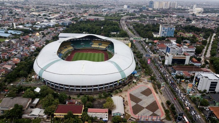 Foto udara Stadion Patriot Candrabhaga usai renovasi di Bekasi, Jawa Barat, Kamis (9/1/2025). Proyek renovasi Stadion yang didanai Kementerian Pekerjaan Umum (PU) senilai Rp 42,44 miliar telah selesai 100 persen dengan menambahkan fasilitas baru yaitu Video Assistant Referee (VAR), penggantian rumput, perbaikan lampu stadion dan jalur evakuasi untuk penonton.