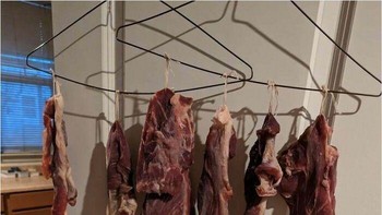 Daging dipajang begitu. Foto: Ronin__Ronan via Bored Panda