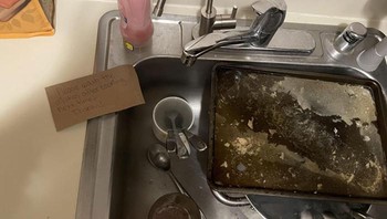 Padahal temannya nggak pernah bantu masak. Gantian dong, kali-kali kamu yang cuci piring. Foto: Mangagirll via Bored Panda