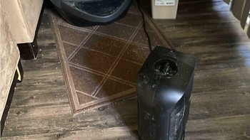 Bukannya dibersihin pasir kucingnya, temannya malah pasang air purifier yang bikin seisi rumah bau poop. Foto: lorn_niguyen via Bored Panda