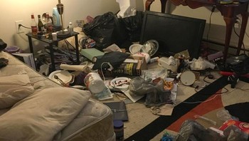 Rumah yang disewa orang ini bau banget. Pas dicek, ternyata baunya dari kamar temannya yang sudah nunggak uang iuran selama tiga bulan. Alhasil, dia yang harus bersihin disaster di ruangan itu. Foto: ebenz1006 via Bored Panda
