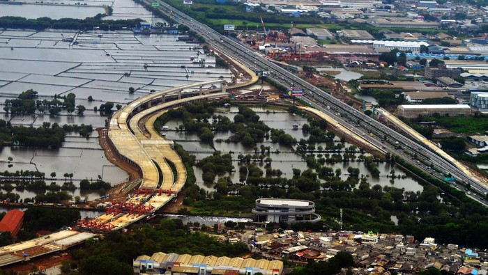Foto udara proyek pembangunan Jalan Tol Kamal-Teluknaga-Rajeg atau Tol PIK 2 di Kosambi, Kabupaten Tangerang, Banten, Kamis (9/1/2025). Kementerian Pekerjaan Umum (PU) menyebut proyek pembangunan jalan tol yang menghubungkan Tol Sedyatmo dan kawasan Pantai Indah Kapuk (PIK) 2 sepanjang 38,60 kilometer dengan anggaran Rp23 triliun itu sudah berlangsung untuk seksi 1 dan direncanakan beroperasi pada 2025. ANTARA FOTO/Iggoy el Fitra/rwa.