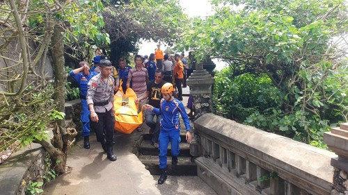 Proses evakuasi mayat perempuan dari tebing Pura Luhur Uluwatu, Desa Adat Pecatu, Kecamatan Kuta Selatan, Badung, Bali, Kamis (9/1/2025). (Dok. Basarnas Bali)