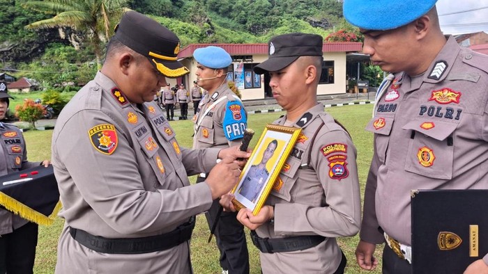 Proses PTDH  Alfikar (Foto: dok. Polres Padang Panjang).
