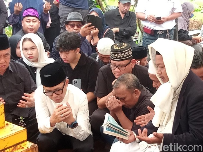 qomar Pemakaman Qomar.