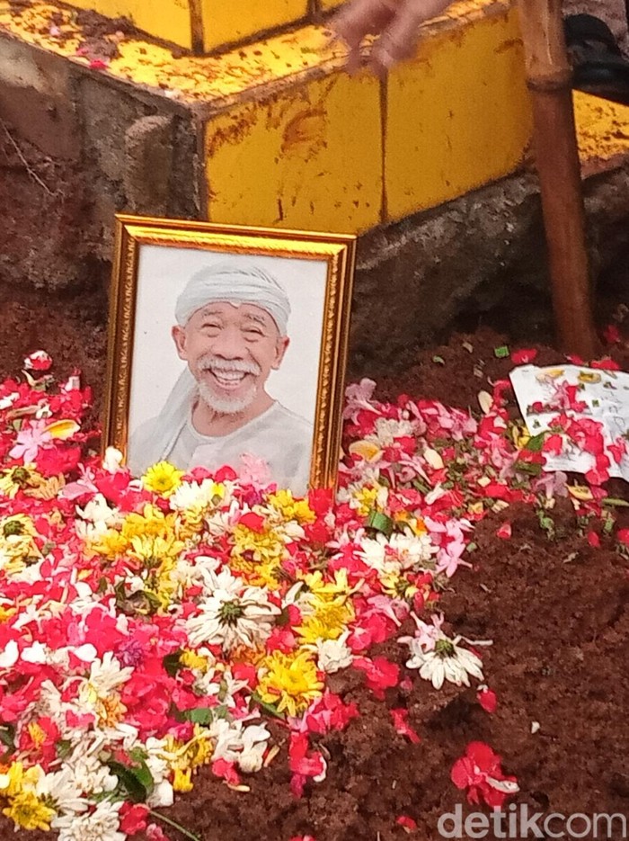 qomar Pemakaman Qomar.