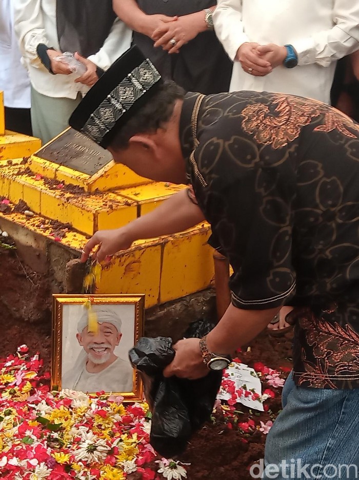 qomar Pemakaman Qomar.