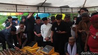 Hujan membuat suasana pemakaman semakin sendu. Eko mengatakan, Dengan nama Pak Haji Qomar, saya bersaksi bahwa Pak Haji orang baik, banyak teman, banyak sahabat, banyak yang sayang dengan Pak Haji. Foto: Ahsan/detikhot