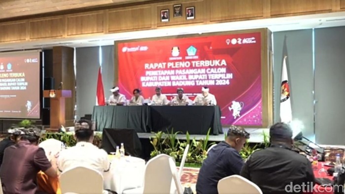 Rapat pleno terbuka penetapan bupati wakil bupati Badung terpilih pada Pilbup Badung 2024, Kamis (9/1/2025).