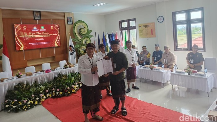 Rapat pleno terbuka penetapan pasangan calon bupati dan wakil bupati Jembrana terpilih periode 2025-2030 di kantor KPU Jembrana, Kamis (9/1/2025). (Foto: I Putu Adi Budiastrawan/detikBali)