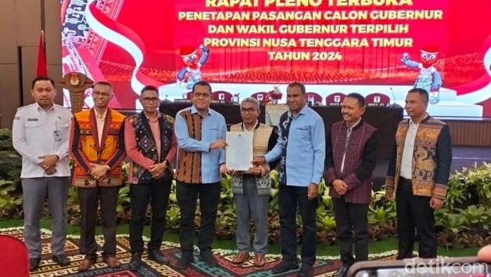 Rapat pleno terbuka penetapan pasangan calon gubernur dan wakil gubernur NTT terpilih di Hotel Aston Kupang, pada Kamis (9/1/2025). (Foto: Simon Selly/detikBali)