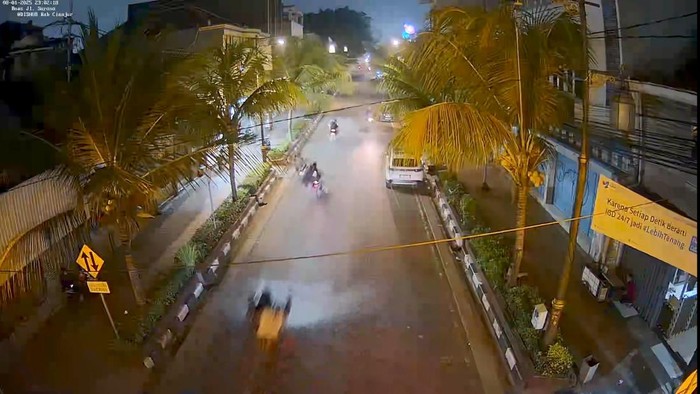 Rekaman CCTV Pemotor Dikejar Gerombolan di Cianjur
