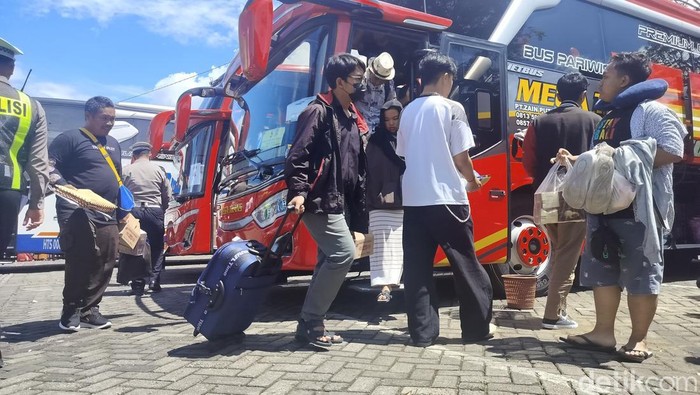 Rombongan siswa SMK Bali dipulangkan naik bus pengganti usai kecelakaan di Batu.