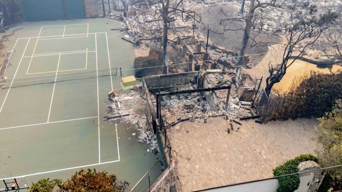 Rumah Billy Crystal yang terbakar/BackGrid via The Sun Rumah Billy Crystal yang terbakar