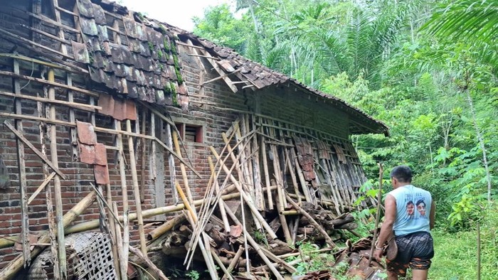 Rumah warga Trenggalek yang rusak gegara tanah gerak