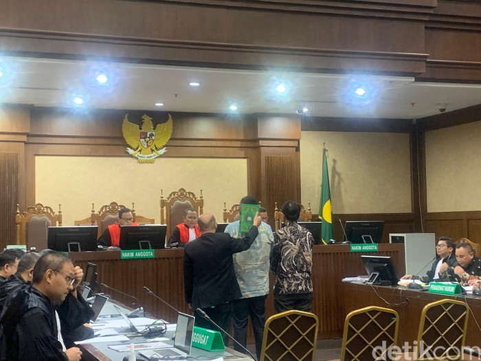 Sales CV Delima Mandiri, Yudi Muharam, diambil sumpahnya sebagai saksi di kasus korupsi truk Basarnas, di persidangan 9 Januari 2025. (Mulia Budi/detikcom)