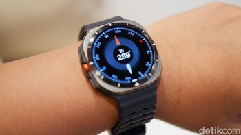 Fitur GPS khusus dengan multi-band support memastikan lokasi pengguna tetap akurat di berbagai medan, baik di pegunungan, hutan, atau laut. Sensor kesehatan terintegrasi seperti sensor detak jantung, sensor EKG, dan oximeter darah memungkinkan pengguna untuk memantau kesehatan mereka secara real-time. Foto: Adi Fida Rahman/detikINET