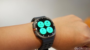 Galaxy Watch Ultra dapat lacak latihan multi-olahraga untuk triatlon mulai dari berenang, bersepeda, hingga lari dengan Multi Sports Tile. Ditambah lagi, Functional Threshold Power (FTP) baru untuk bersepeda secara akurat mengukur daya bersepeda maksimum hanya dalam 4 menit dengan metrik FTP yang didukung AI untuk membuka potensi penuh berdasarkan indikator unik untuk kamu. Foto: Adi Fida Rahman/detikINET