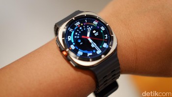 Galaxy Watch Ultra menawarkan daya tahan ekstrem berkat rangka Titanium Grade 4 dan ketahanan air 10ATM. Selain itu, smartwatch ini beroperasi pada rentang ketinggian yang lebih luas, mulai dari 500 meter di bawah permukaan laut hingga ketinggian 9.000 meter untuk melacak pengalaman kebugaran tingkat lanjut seperti berenang di laut hingga bersepeda di lingkungan ekstrem. Foto: Adi Fida Rahman/detikINET