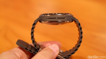 Galaxy Watch Ultra akan tersedia dalam ukuran 47mm dengan warna Titanium Grey, Titanium White, dan Titanium Silver. Ada pilihan strap Marine, Trail dan PeakForm Foto: Adi Fida Rahman/detikINET