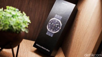 Samsung Galaxy Watch Ultra hadir sebagai jawaban bagi mereka yang mencari smartwatch dengan performa tinggi dan desain yang kokoh. Dirancang untuk menemani aktivitas sehari-hari hingga petualangan ekstrem, smartwatch ini menawarkan kombinasi fitur yang mengesankan. Foto: Adi Fida Rahman/detikINET