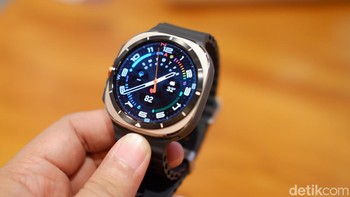 Samsung memberikan sokongan chip Exynos W1000 dibuat dengan fabrikasi 3 nanometer dan menjadi smartwatch Android pertama yang ditenagai oleh Wear OS 5. Daya tahan baterai paling lama di jajaran Galaxy Watch, menawarkan Power Saving hingga 100 jam dan 48 jam dalam Exercise Power Saving.   Foto: Adi Fida Rahman/detikINET