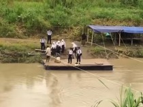 Siswa SMP di Sidrap Seberangi Sungai Pakai Rakit gegara Jembatan Putus