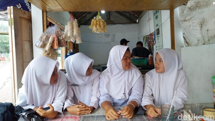 Siswa sekolah di Majalengka saat berada di kantin