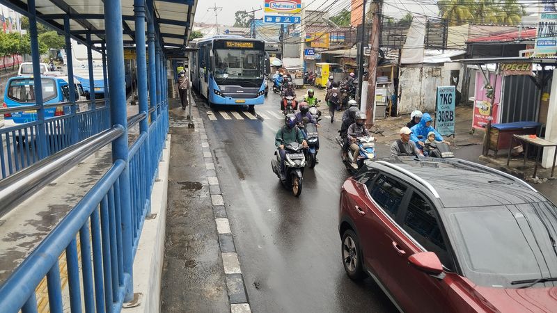 Situasi Halte TransJakarta Petukangan Utara pukul 10.51 WIB, Kamis (9/1/2025)-(Fawdi/detikcom)