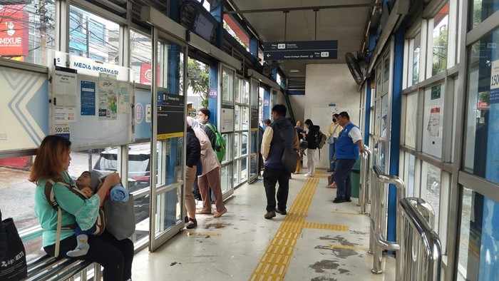 Situasi Halte TransJakarta Petukangan Utara pukul 10.51 WIB, Kamis (9/1/2025)-(Fawdi/detikcom)
