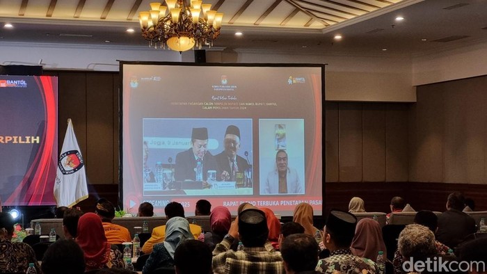 Suasana penetapan bupati-wakil bupati Bantul terpilih di Banguntapan, Bantul. Tampak Bupati Bantul terpilih hadir melalui zoom, Kamis (9/1/2025).