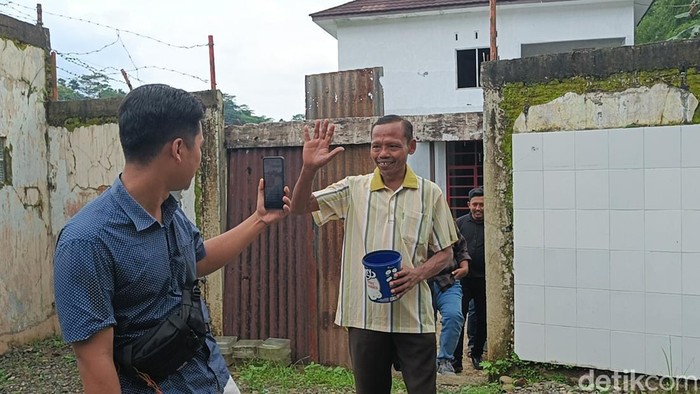 Sumanto eks kanibal sedang membuat konten di Yayasan An-Nur Haji Supono Mustajab Desa Bungkanel, Kecamatan Karanganyar, Kabupaten Purbalingga, Kamis (9/1/2024).