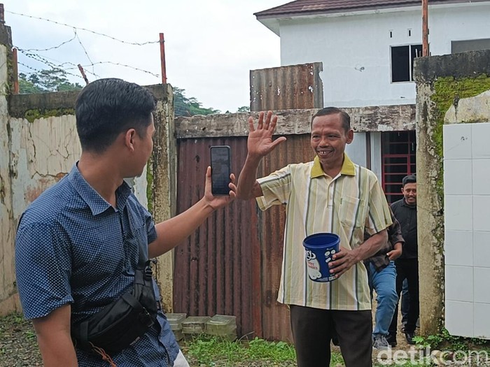Sumanto eks kanibal sedang membuat konten di Yayasan An-Nur Haji Supono Mustajab Desa Bungkanel, Kecamatan Karanganyar, Kabupaten Purbalingga, Kamis (9/1/2024).