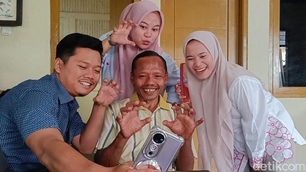 Sumanto menampakkan keceriaan dalam membuat konten untuk media sosial.