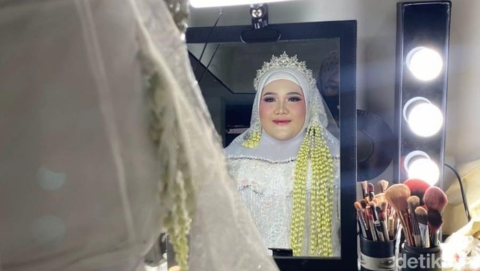 Tangkapan layar video dan foto pernikahan viral mempelai pria digantikan sepupu.