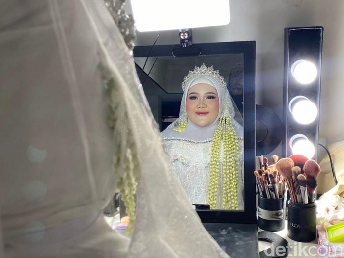 Tangkapan layar video dan foto pernikahan viral mempelai pria digantikan sepupu.