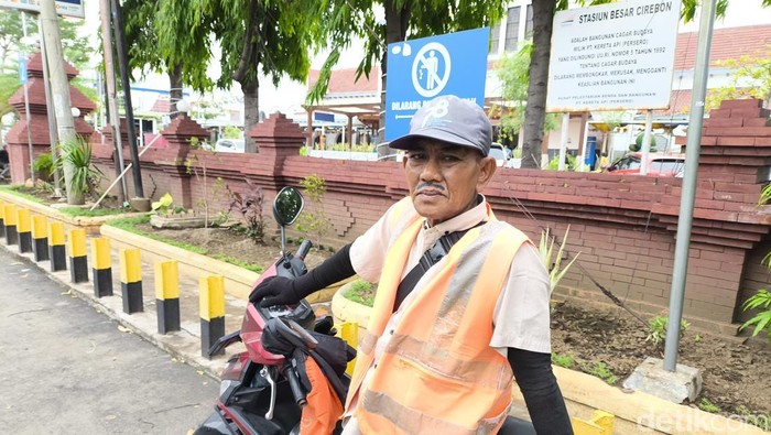 Tanjung di depan motornya saat mangkal di stasiun Kejaksan Cirebon