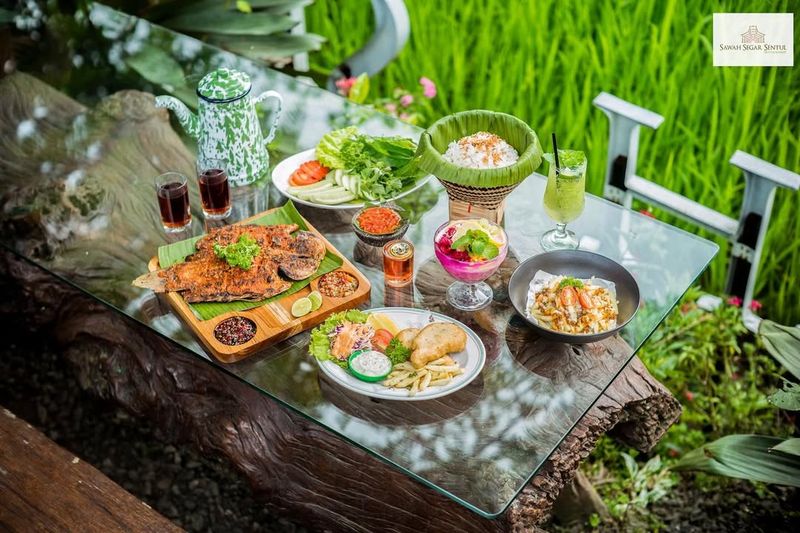 Tempat makan dengan pemandangan sawah di Bogor