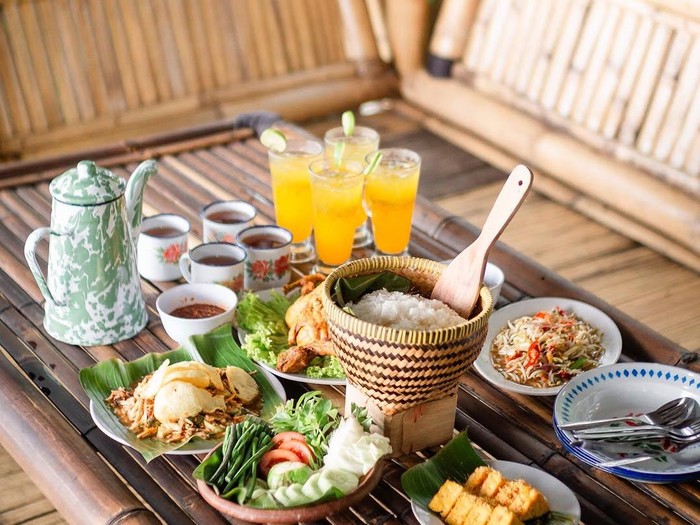 Tempat makan dengan pemandangan sawah di Bogor