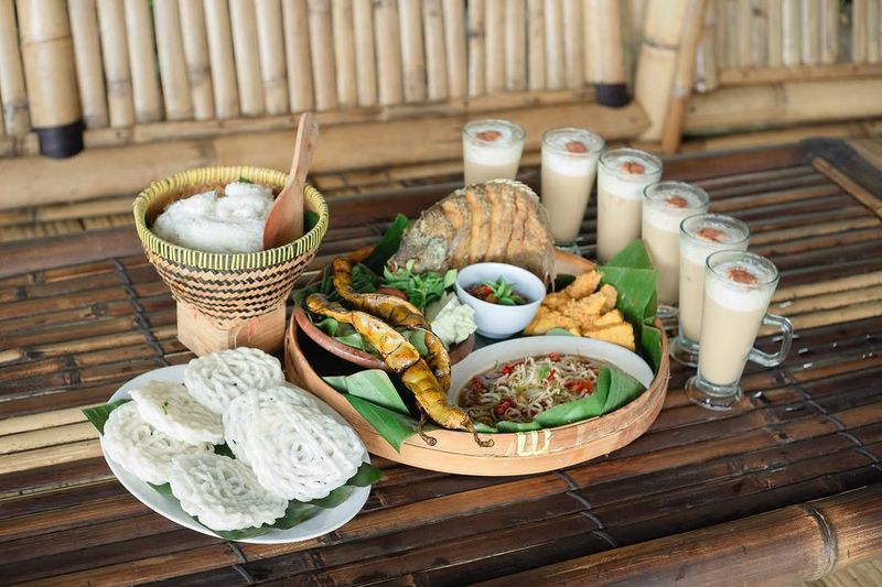 Tempat makan dengan pemandangan sawah di Bogor