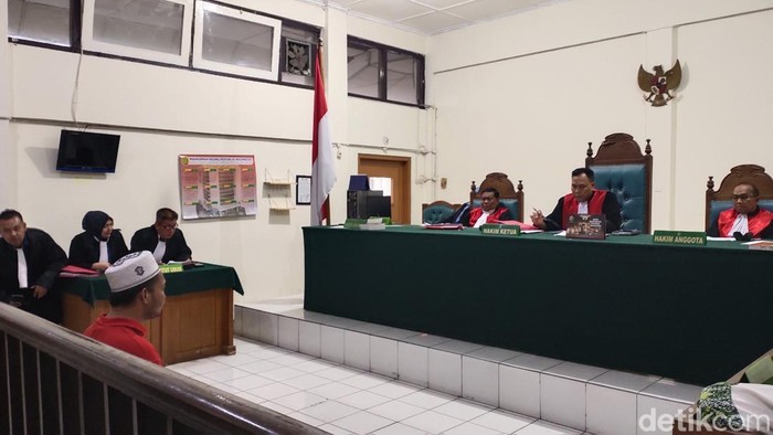 Terdakwa Randi bandar ganja di Palembang jalani sidang vonis.