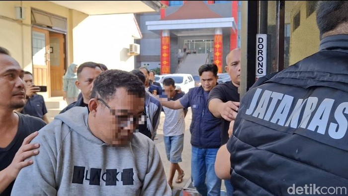 Terduga pelaku utama penodongan ASN Dinkes Sumsel saat diamankan polisi.