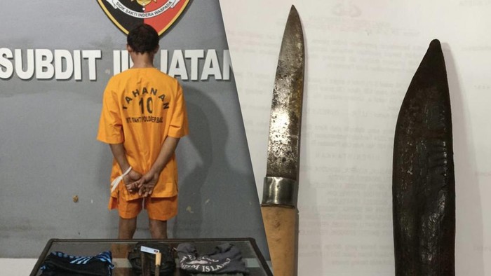 Tersangka kasus penusukan dan Pangkalpinang dan barang bukti.